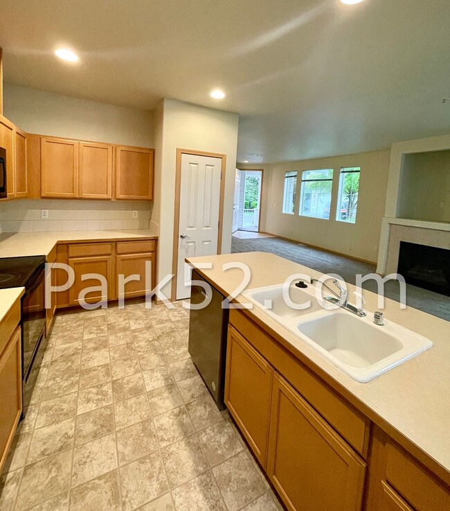 Building Photo - $250 Off First Full Month! 3 Bedroom Townh...