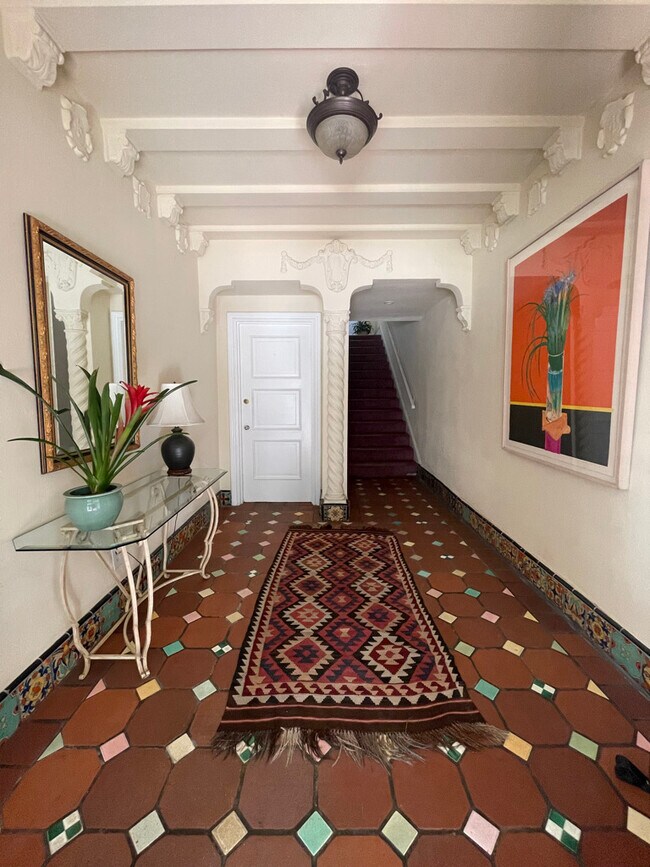 Entry - 2937 Scott St