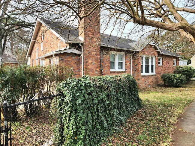 Foto del edificio - Gorgeous Gem on Corner Lot in Ghent!