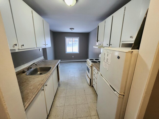 Building Photo - 2 Reading Crescent