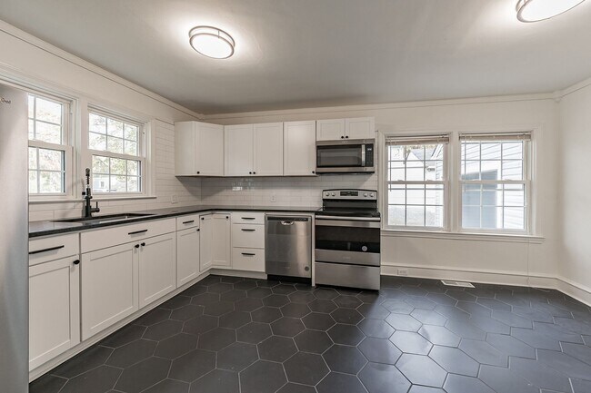 Foto del edificio - Newly Renovated 3BR/1BTH home in Historic ...