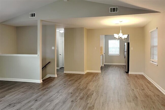 Foto del edificio - 9803 Charter Ridge Dr