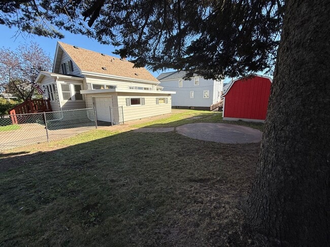 Building Photo - Duluth MN 3-Bedroom - 3-Bath Single Family Home with Garage