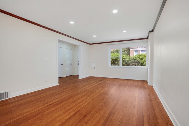 Foto del edificio - 7248 N Ridge Blvd