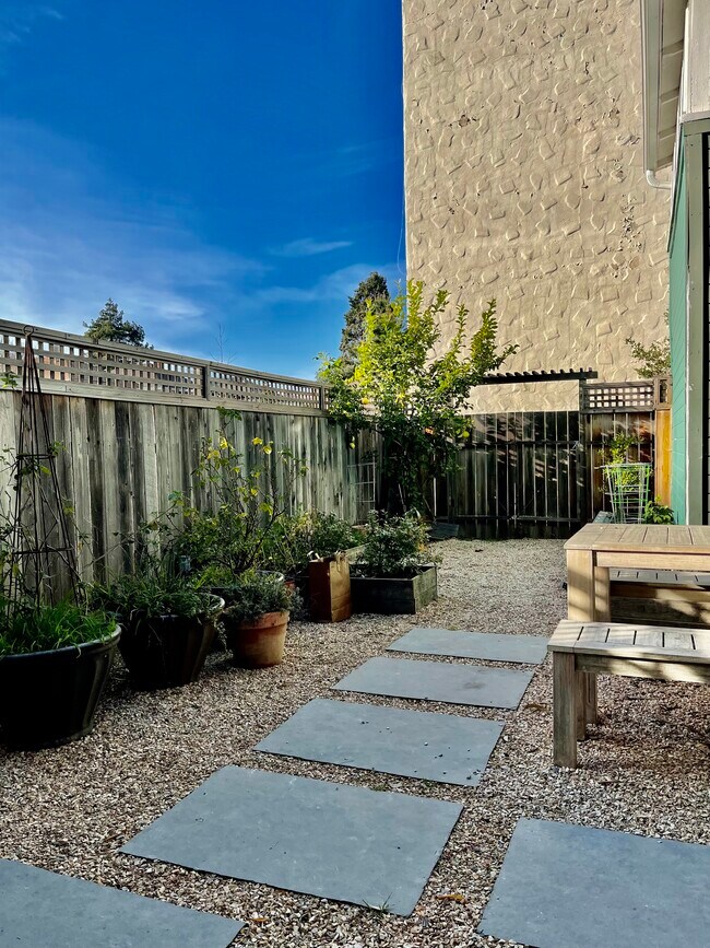Building Photo - 2126 McKinley Ave