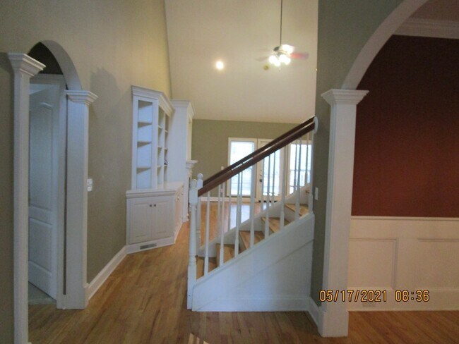 Building Photo - 200 Lakewood Dr