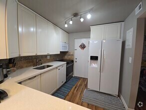 Building Photo - 2326 S Cypress Bend Dr