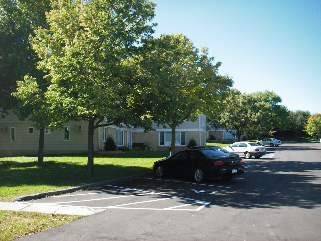 Building Photo - 170 Wayzata Blvd E