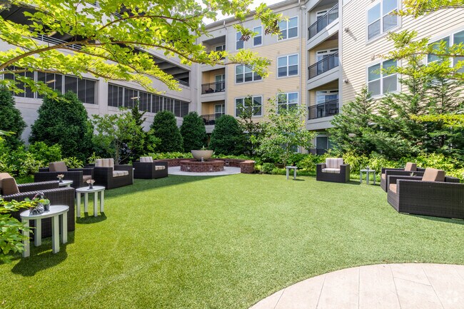 Área de la piscina - Courts at Spring Mill Station
