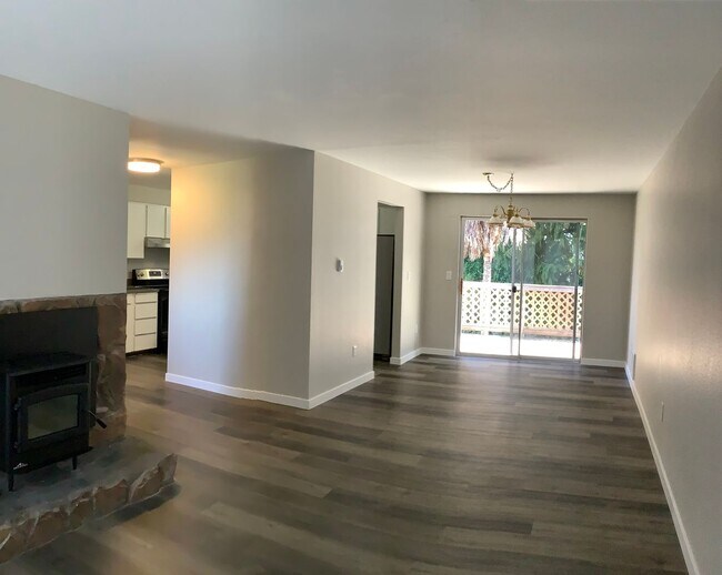 Foto del edificio - 3 BED 2.5 BATH WITH BONUS ROOM - EAST BREM...