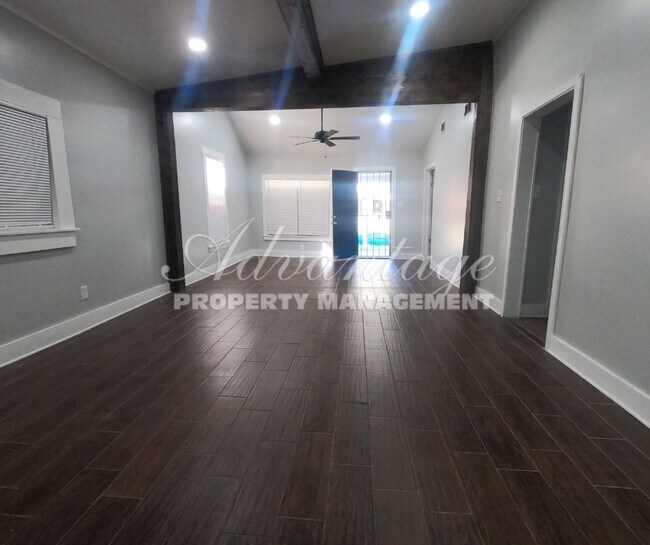 Foto del edificio - Cozy & Comfortable Newly Renovated 3 Bedro...