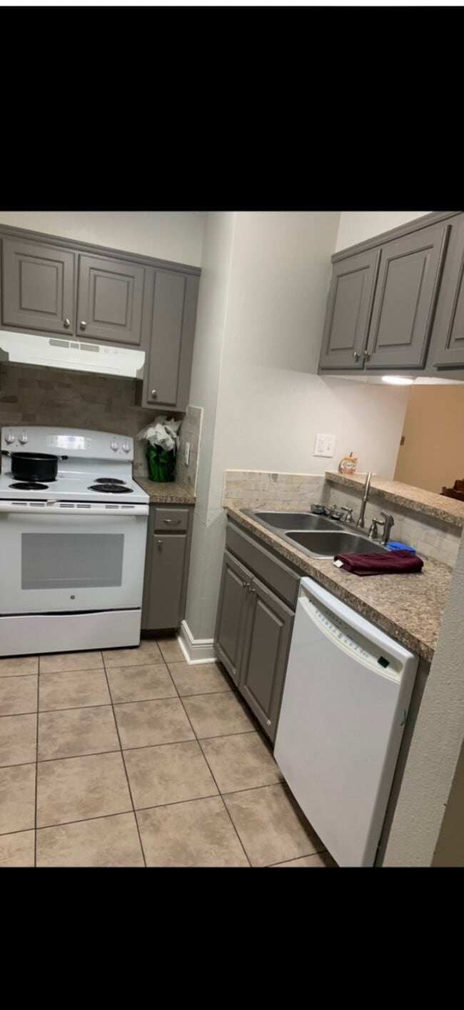 Building Photo - 14732 Hooper Rd