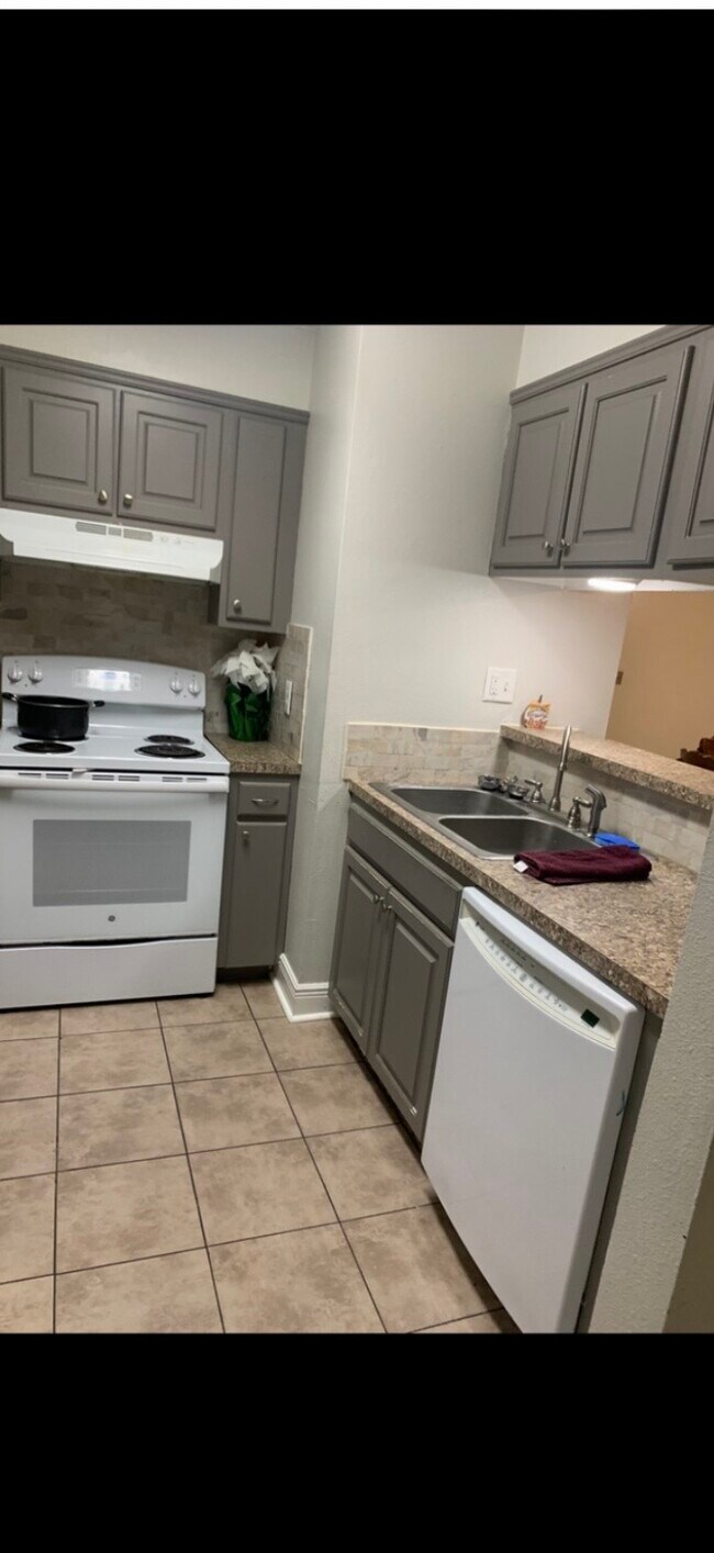 Foto del edificio - 14732 Hooper Rd