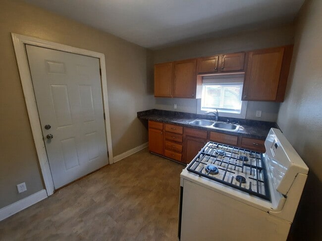 Building Photo - 2 Bedroom, 1 Bathroom Home with Detached G...