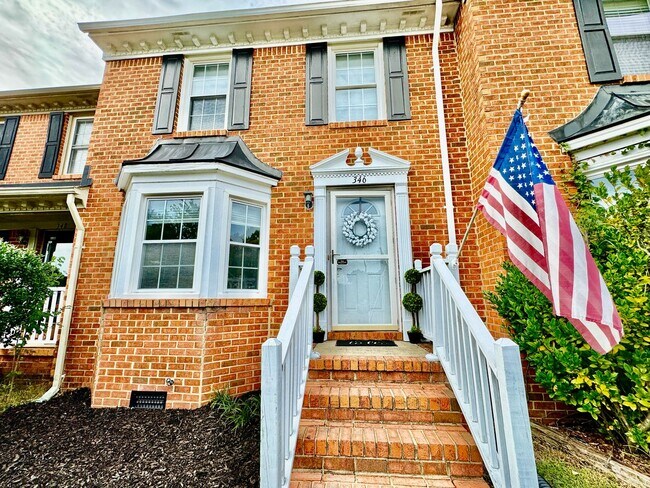 Foto del edificio - Available 11-14-25! Lakefront Townhome w/2...