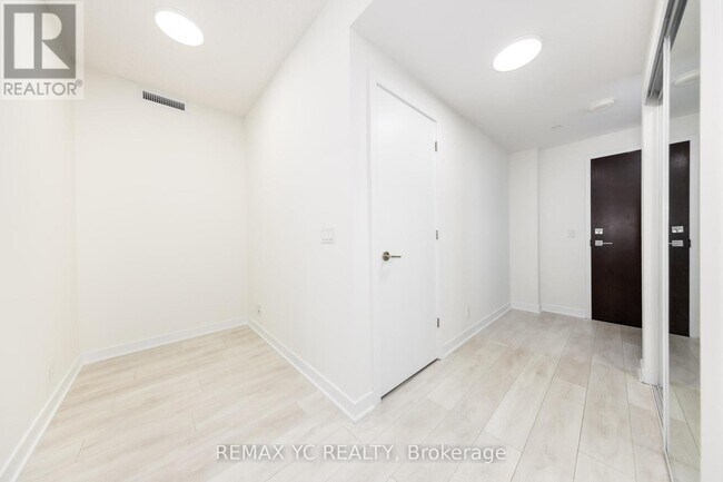 Photo du bâtiment - 2221 Yonge St