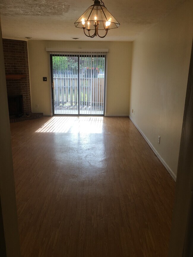 Foto del edificio - 2 Bedroom 1.5 bath for $1300 a month!