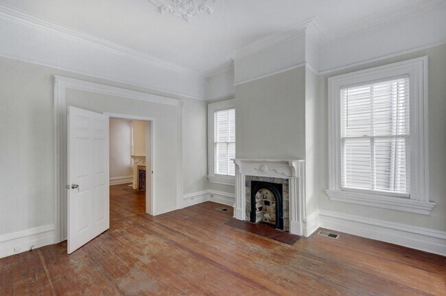 Building Photo - Large Two Bedroom Apartment - Lots of Historic Charm