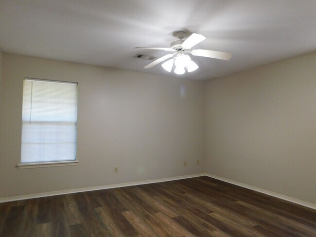 Foto del edificio - Charming 2 Bed 2 Bath Duplex Move in Special!