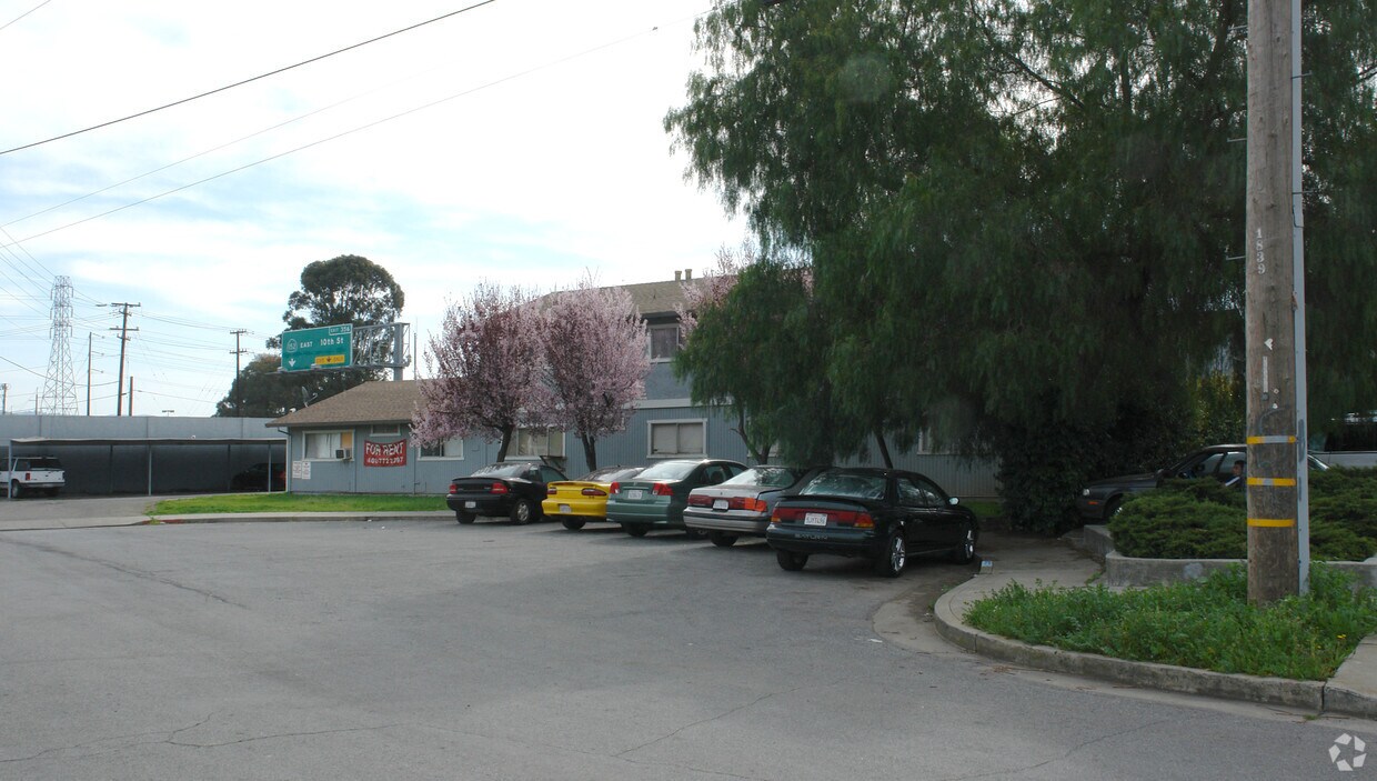 Foto del edificio - 590 Stoney Ct