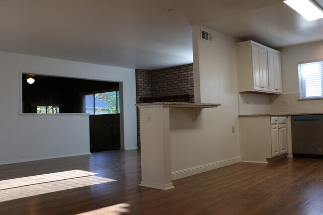 Foto del edificio - 3 Bedroom 2 Bath plus bonus room in ideal ...