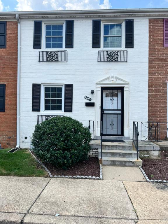 Building Photo - 5166 Clacton Ave
