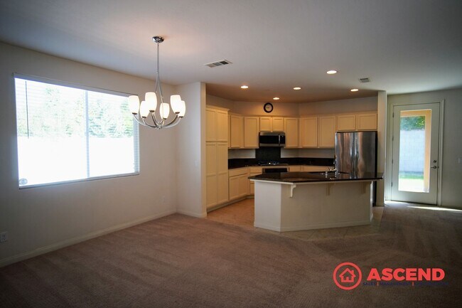 Foto del edificio - Stunning 4 Bed, 2.5 Bath Home with Pool Access | Southwest Bakersfield