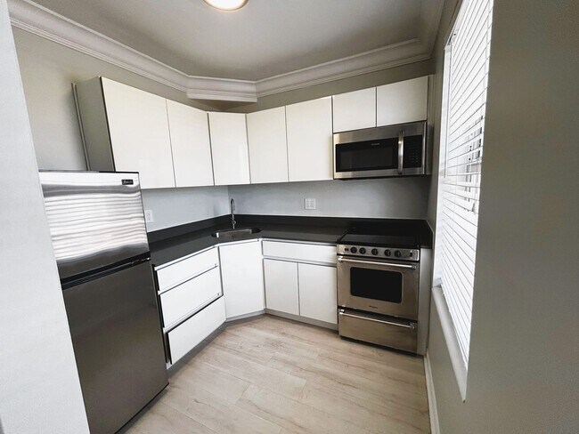 Building Photo - Updated 1 Bedroom 1 Bath Condo - Steps fro...