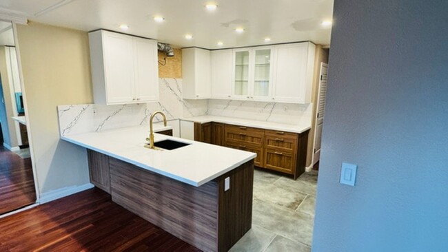 Building Photo - Remodeled Wellington 3 bed/2 bath end unit...