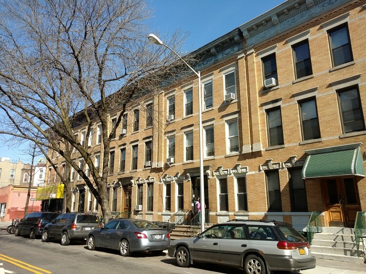 Building Photo - 961 Seneca Ave
