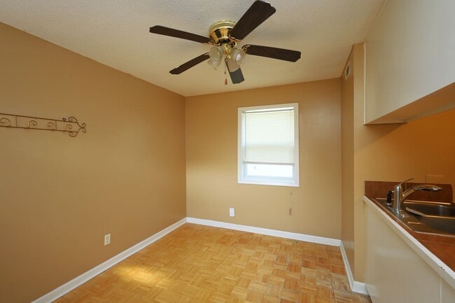 Building Photo - 5 Crestwood Cir