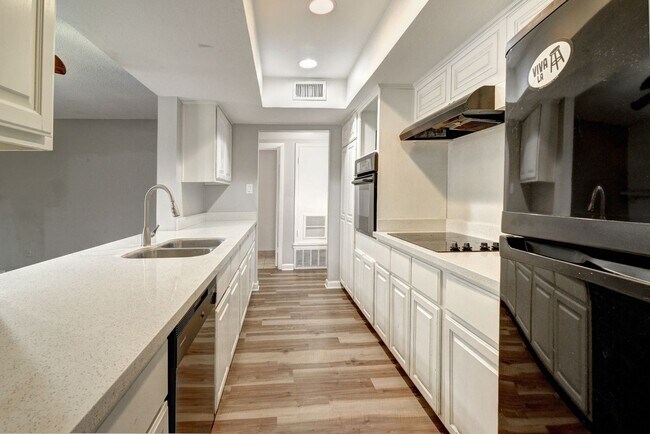 Foto del edificio - 5 Bed/3 Bath With Pool Backing the 60