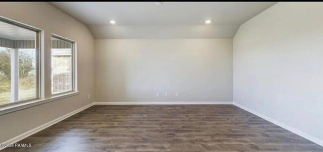 Building Photo - 121 Autumn Dr