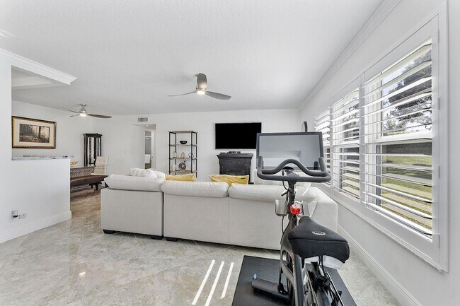 Foto del edificio - 5037 Lakefront Blvd