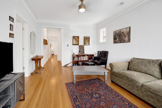 Foto del edificio - 3226 W Potomac Ave