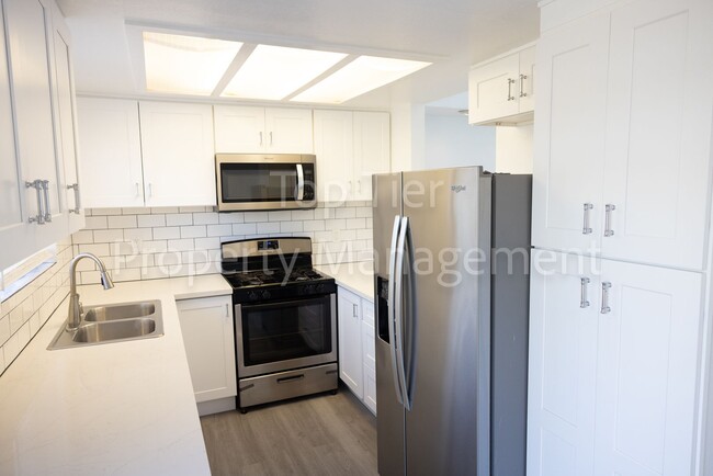 Foto del edificio - Beautiful 2 bed, 2.5 bath, 1373 sqft Townh...