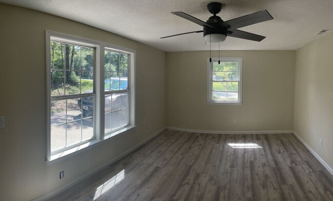 Building Photo - 3 bedroom Single Family Home! (Pictures co...