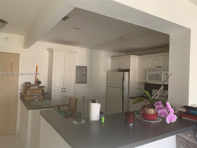 Building Photo - 575 Crandon Blvd