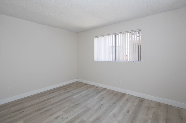 Building Photo - Gorgeous 1 Bedroom with AC and Parking in ...