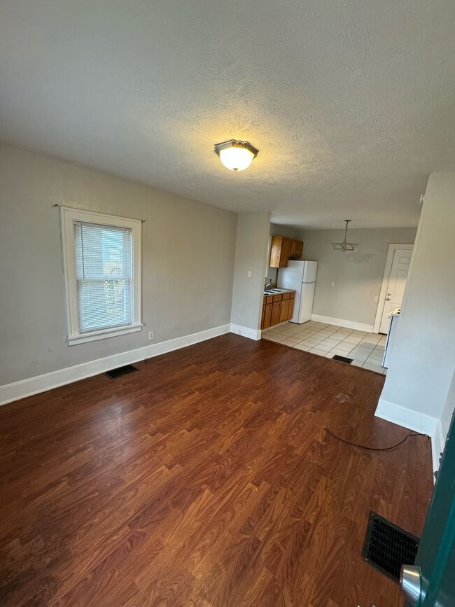 Building Photo - 2 Bedroom 1 Bath home in South Bend IN.