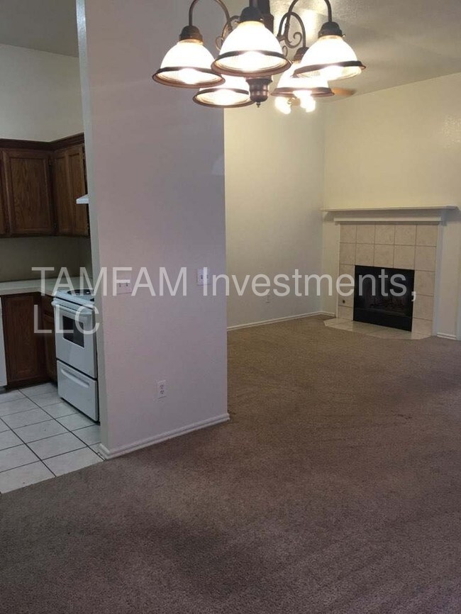 Building Photo - 3 Bedroom, 2 ba Duplex