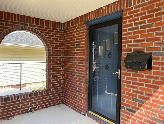 Building Photo - 16 Oakwood Rd