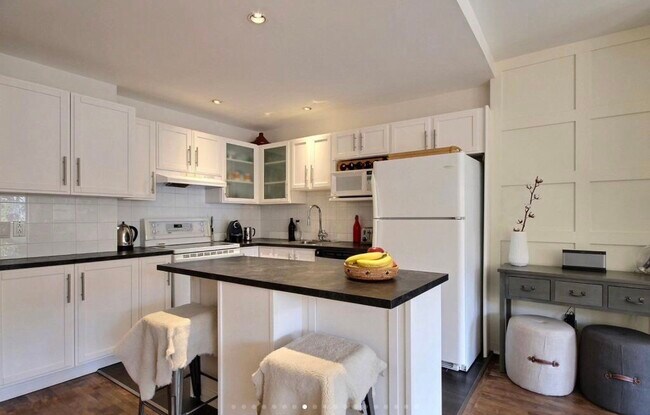 Building Photo - 4550 Rue Berri