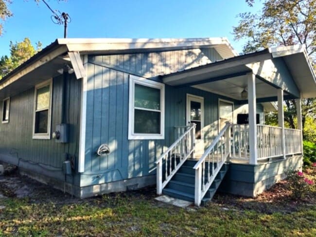 Building Photo - Island Bungalow, Minutes From the Beach!