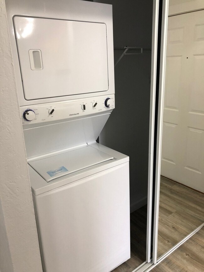 Building Photo - Spacious 3 Bedroom, 2 Bathroom Apartment w...