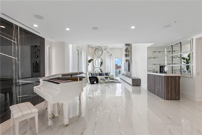 Building Photo - 350 SE 2nd St