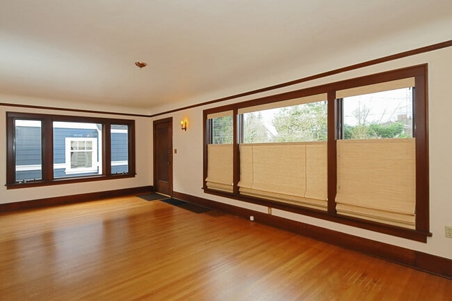 Building Photo - Beautiful Craftsman Home in Desired Neighb...