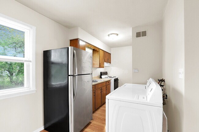 Foto del edificio - 1716 Bonnyville Blvd