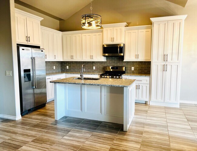 Building Photo - Beautiful 3BD 2BA w/ Bonus Room Located in...