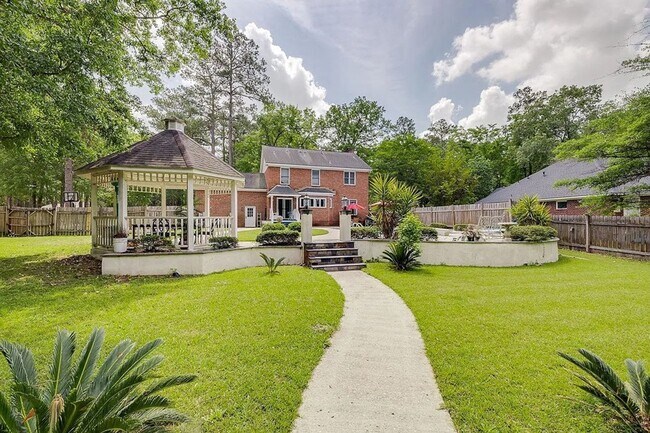Foto del edificio - Stunning 4 Bed, 3 Bath Home with Pool in E...
